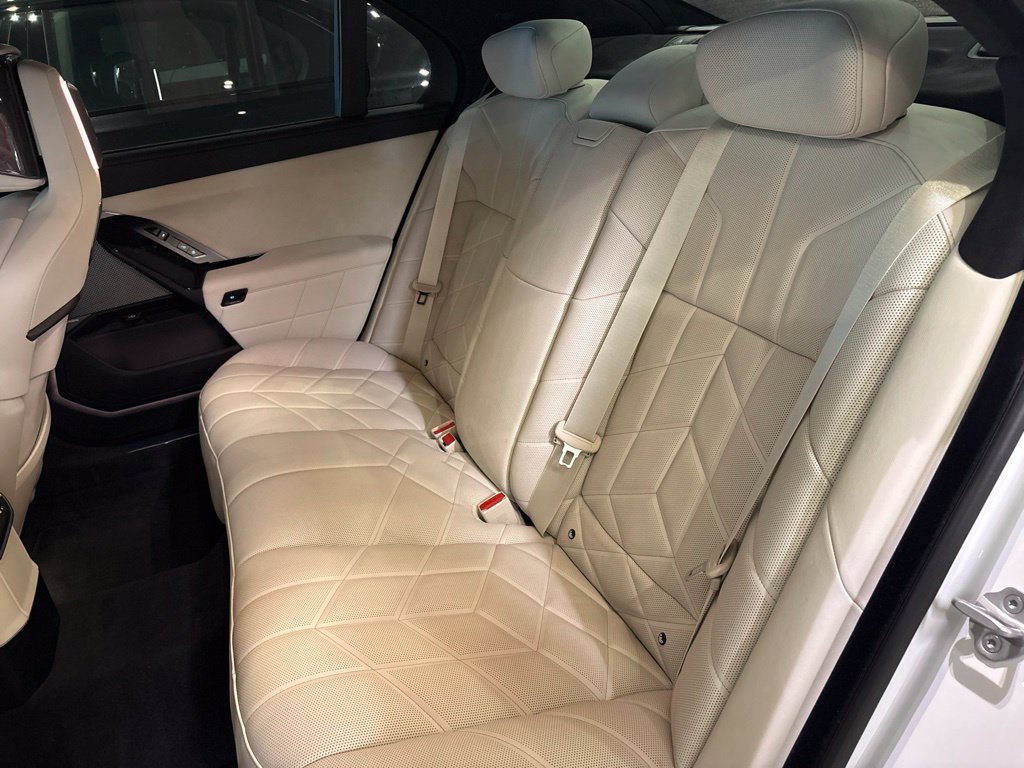 New 2027 BMW 740i RWD image 28