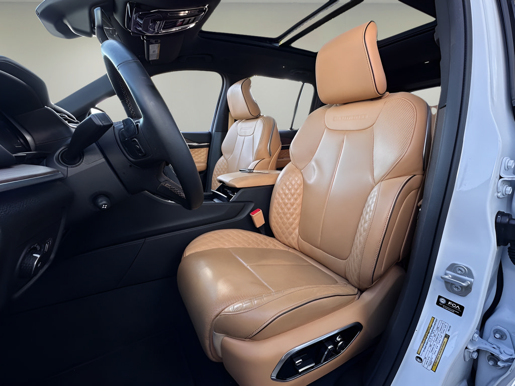 Used 2023 Jeep Grand Cherokee Summit w/ Luxury Tech Group V RWD image 5