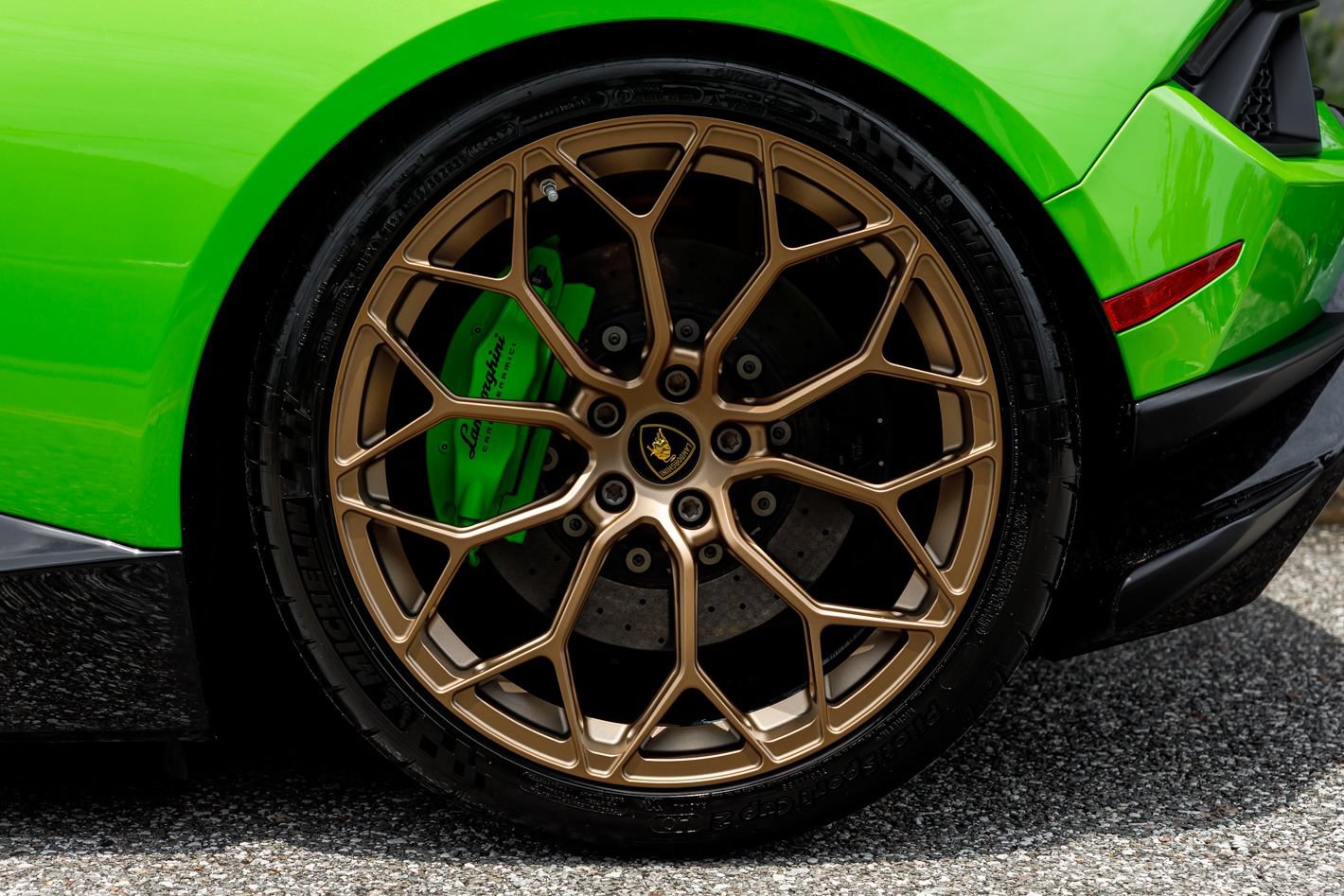 Used 2018 Lamborghini Huracan Performante AWD/4WD image 32