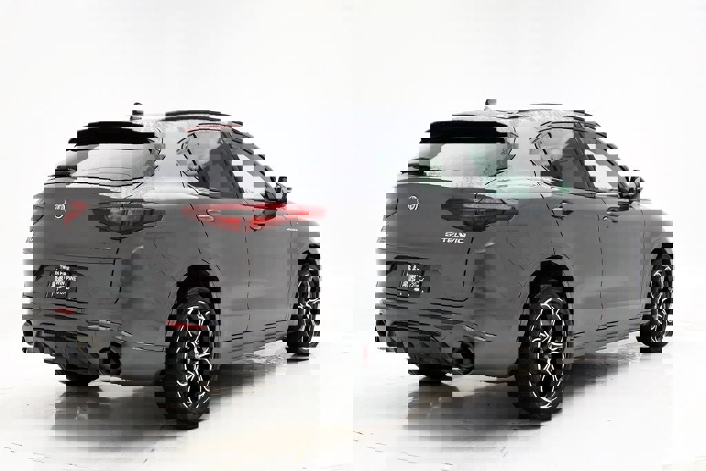 Used 2022 Alfa Romeo Stelvio Veloce image 8