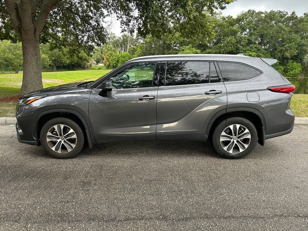 Used 2022 Toyota Highlander XLE AWD/4WD image 3