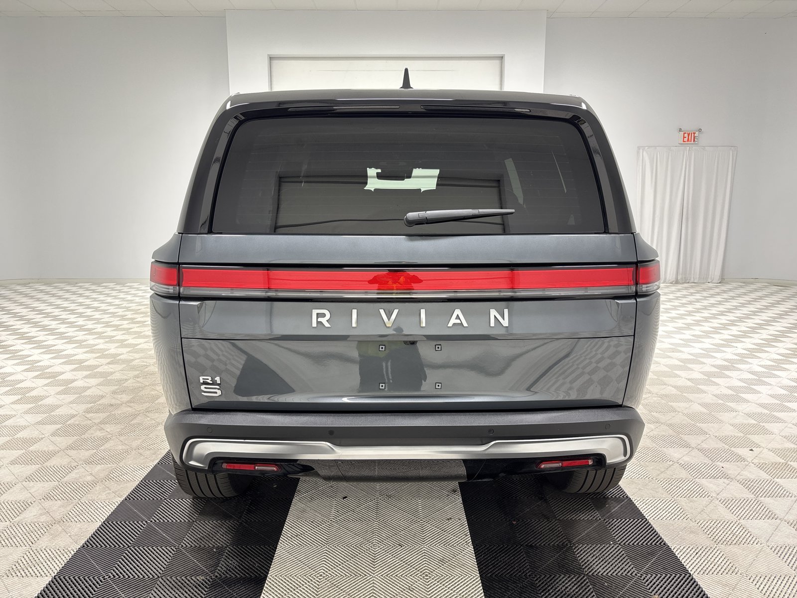 Used 2025 Rivian R1S Adventure AWD/4WD image 4