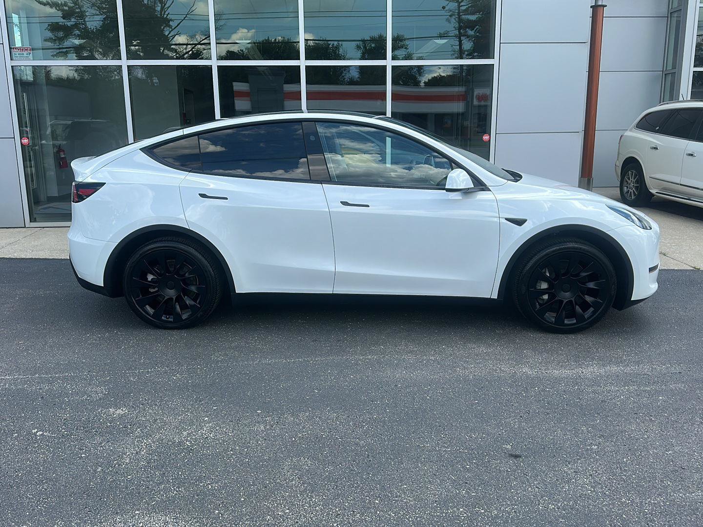 Used 2024 Tesla Model Y Long Range RWD image 2