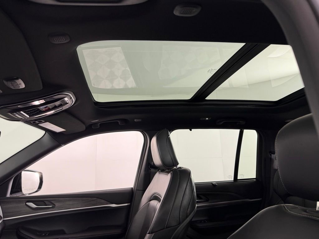 Used 2024 Jeep Grand Cherokee Limited w/ Luxury Tech Group II image 25