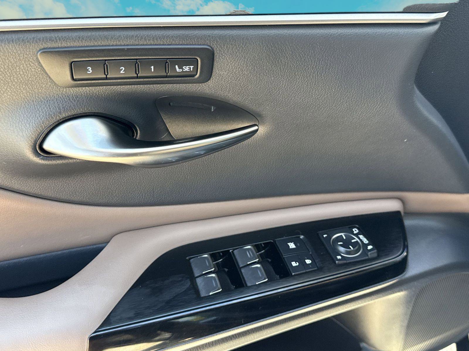 Used 2025 Lexus ES 300h image 8