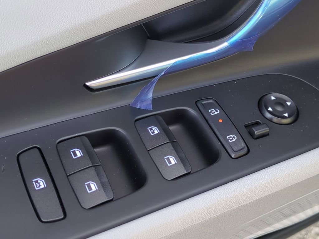 Certified 2025 Hyundai Elantra Limited FWD image 11