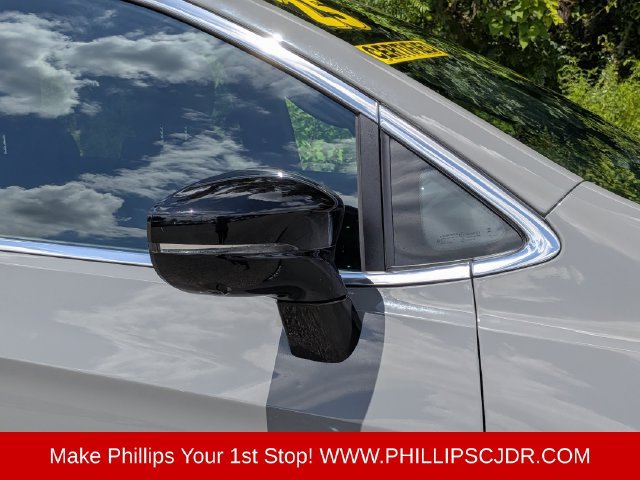 Used 2025 Chrysler Pacifica Select FWD image 11