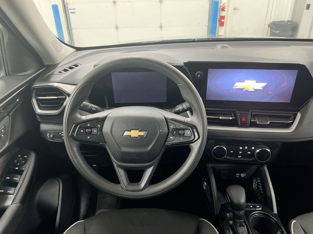 Used 2025 Chevrolet TrailBlazer LT AWD/4WD image 11