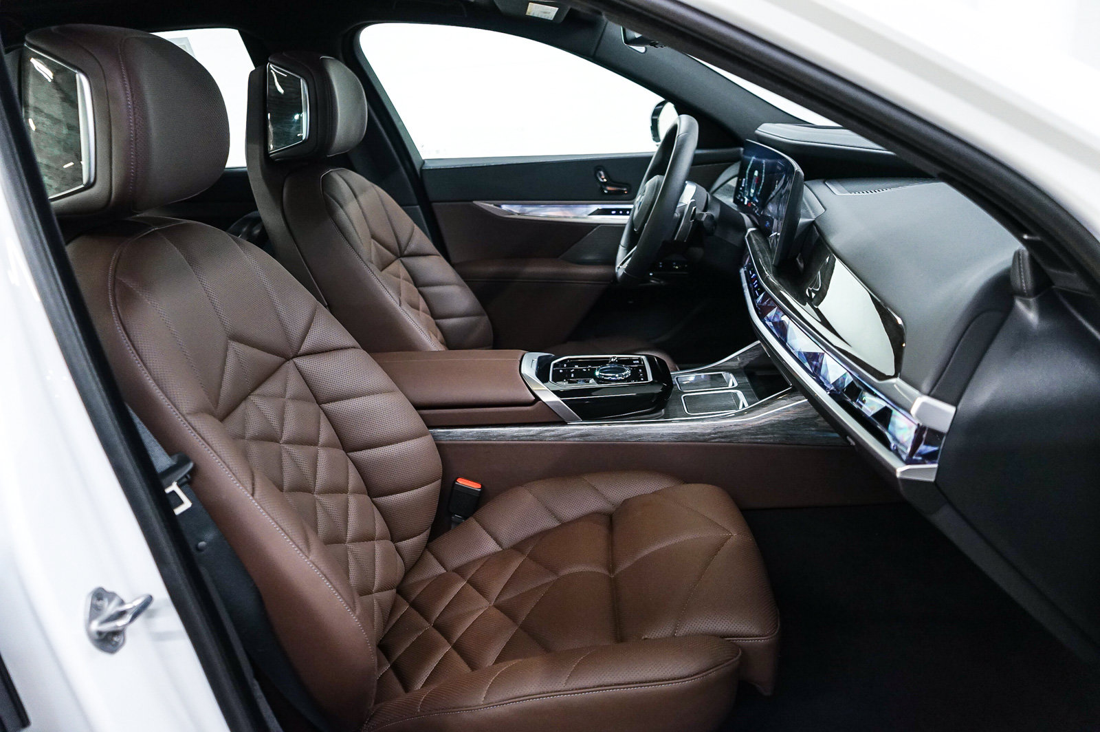 Used 2025 BMW 740i w/ Premium Package RWD image 16
