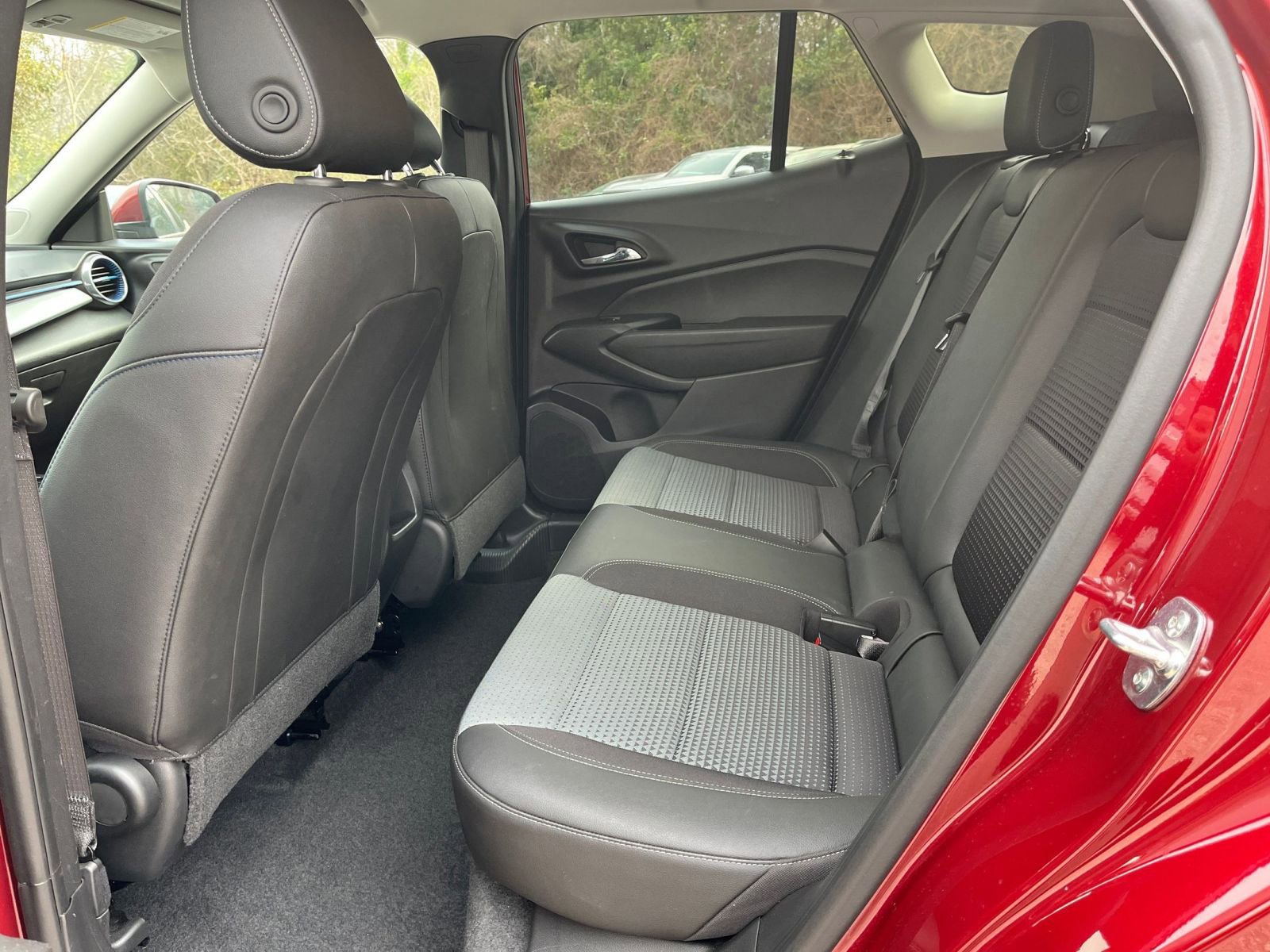 Used 2025 Chevrolet Trax LT w/ LT Convenience Package image 24