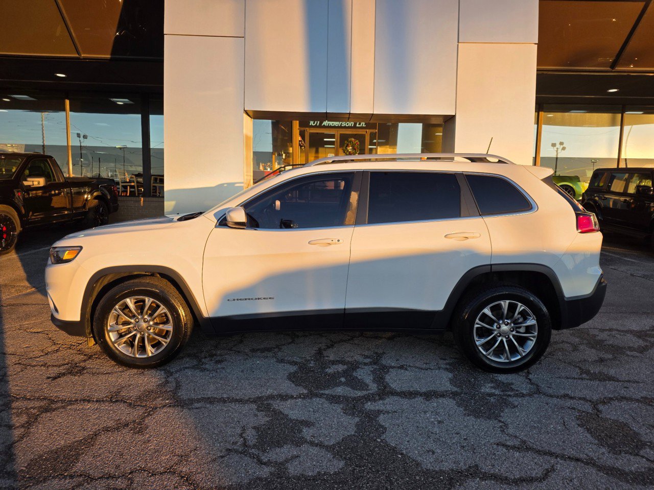 Used 2020 Jeep Cherokee Latitude Plus w/ Cold Weather Group image 3