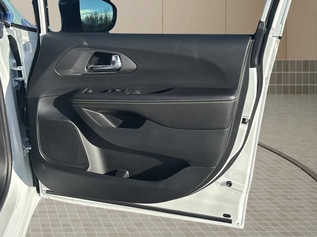 New 2026 Chrysler Pacifica Select FWD image 39