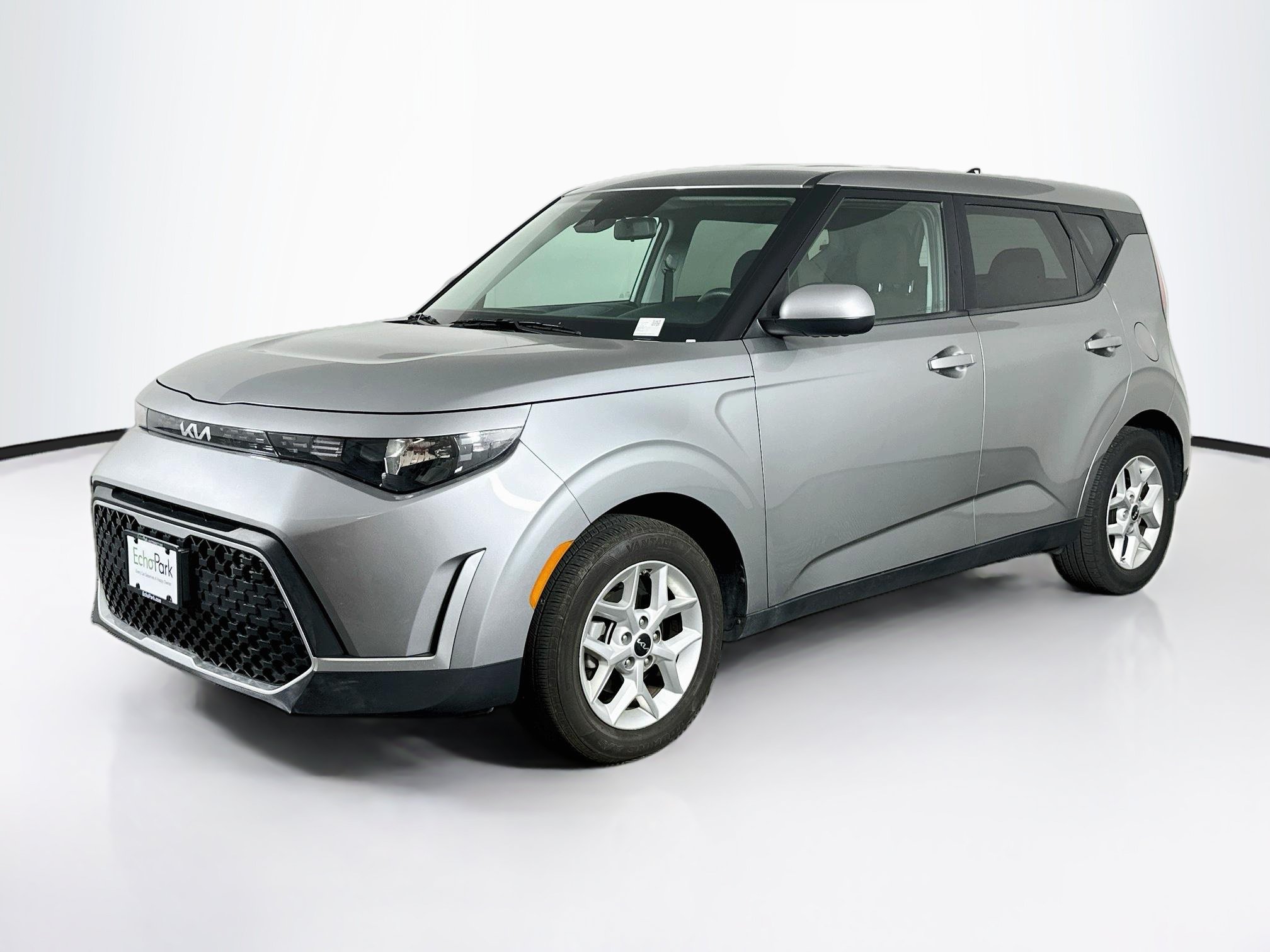 Used 2025 Kia Soul LX w/ LX Technology Package FWD image 3
