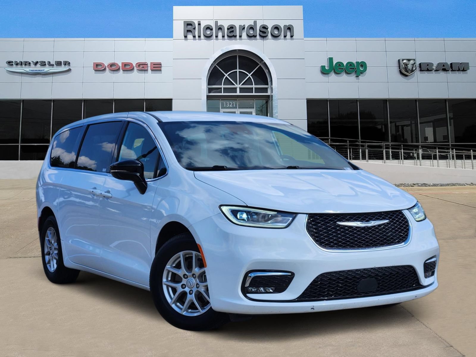 Used 2026 Chrysler Pacifica Select FWD image 1