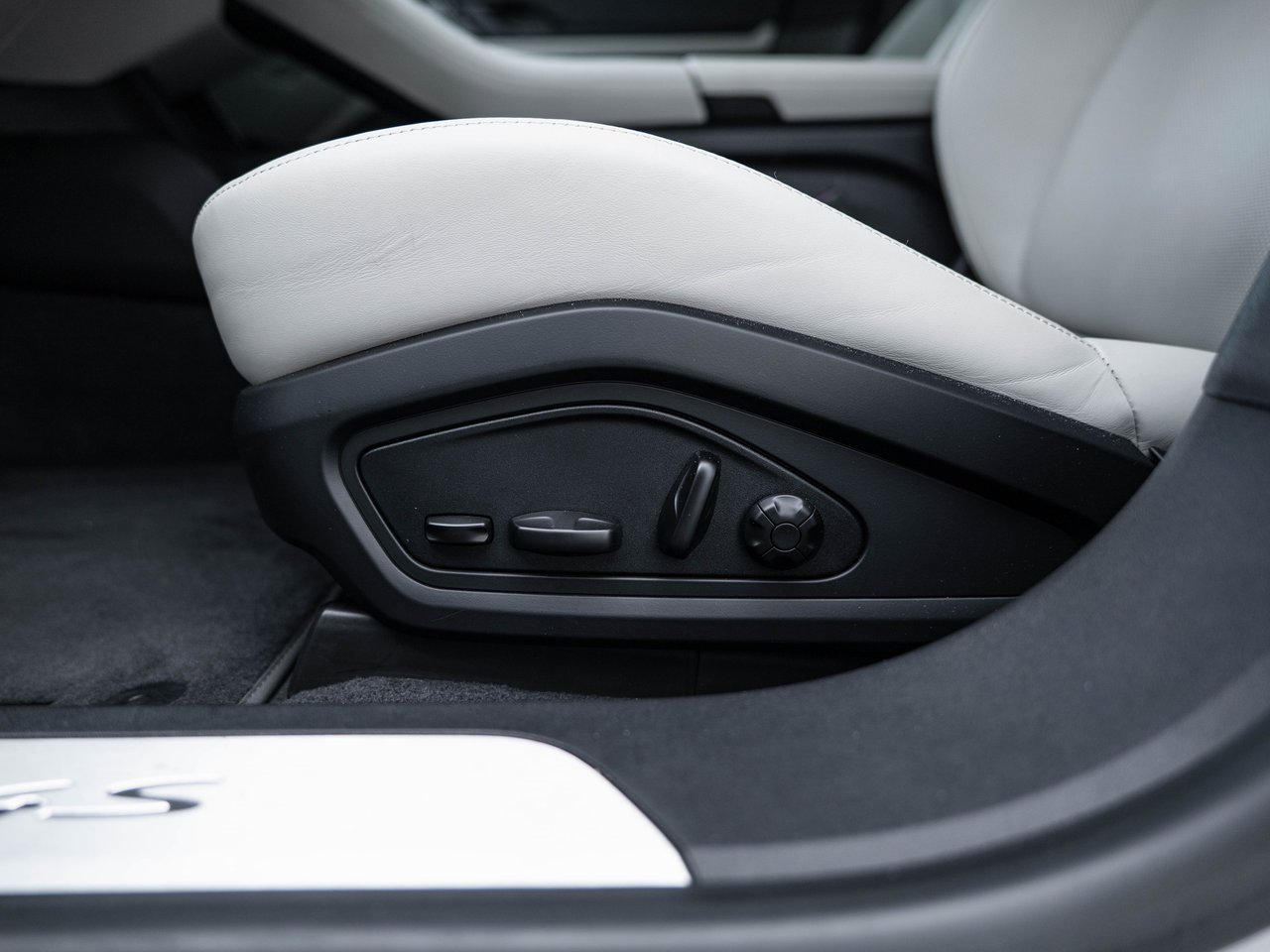 Used 2020 Porsche Taycan 4S image 25