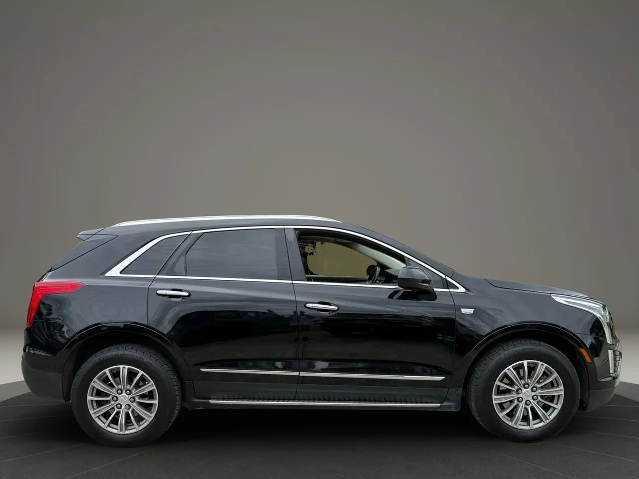 Used 2017 Cadillac XT5 Luxury w/ Driver Awareness Package FWD image 8