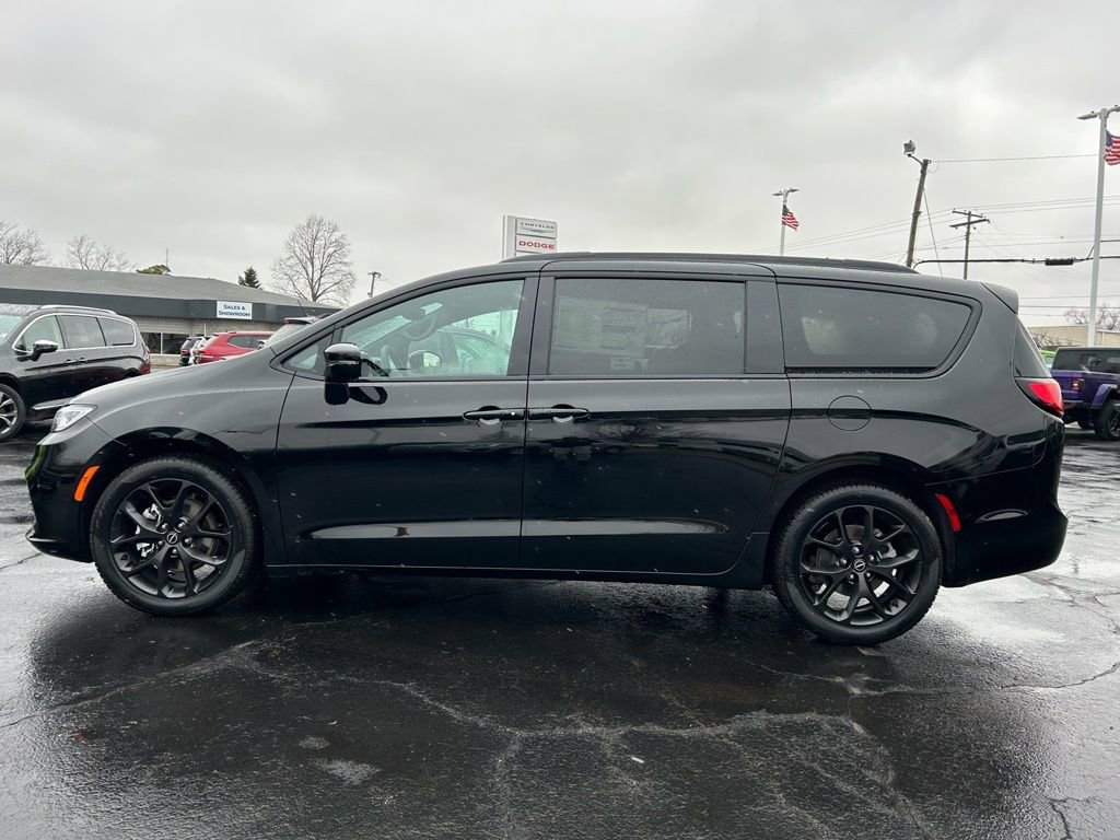New 2026 Chrysler Pacifica Select w/ S Appearance Package image 7