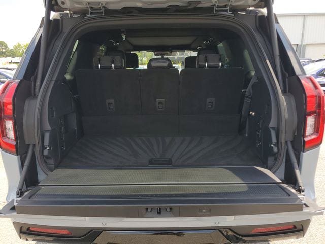 Used 2025 Ford Expedition Platinum w/ Stealth Appearance Package AWD/4WD image 9