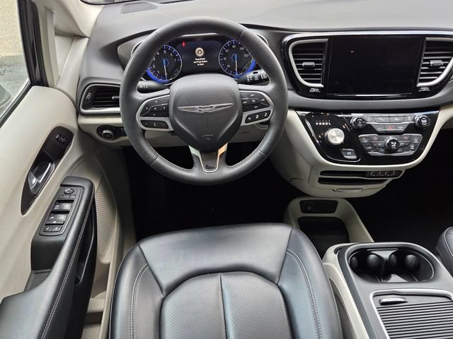 Used 2024 Chrysler Pacifica Touring-L FWD image 7