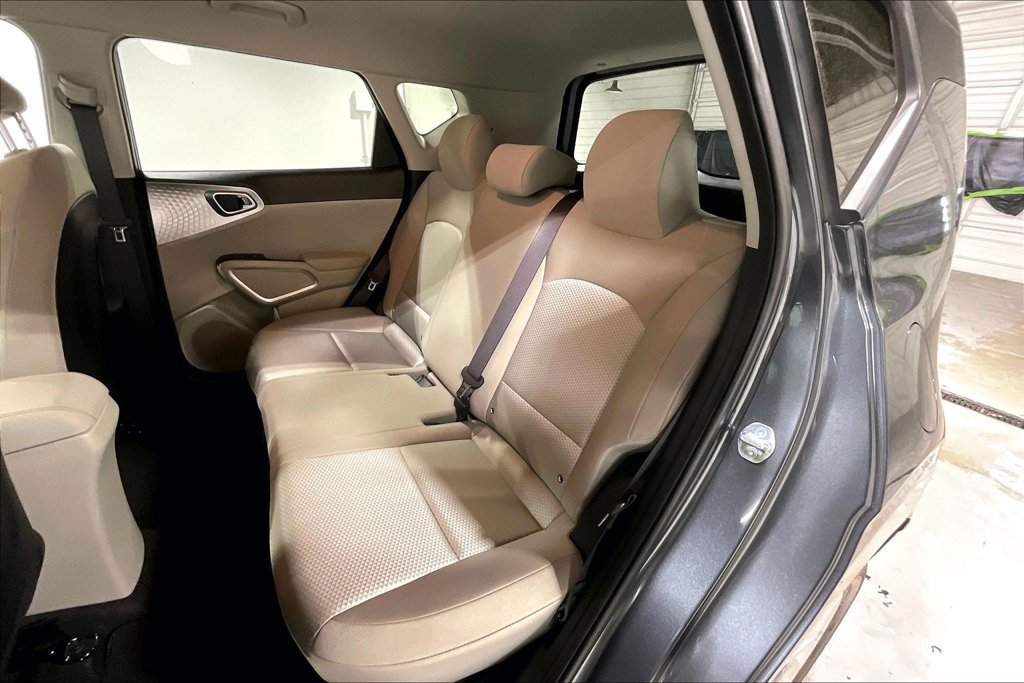 Used 2025 Kia Soul LX w/ LX Technology Package FWD image 31