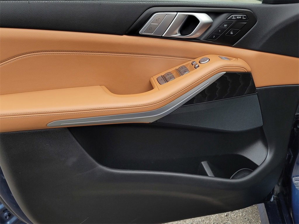 Used 2022 BMW X7 xDrive40i w/ M Sport Package image 11