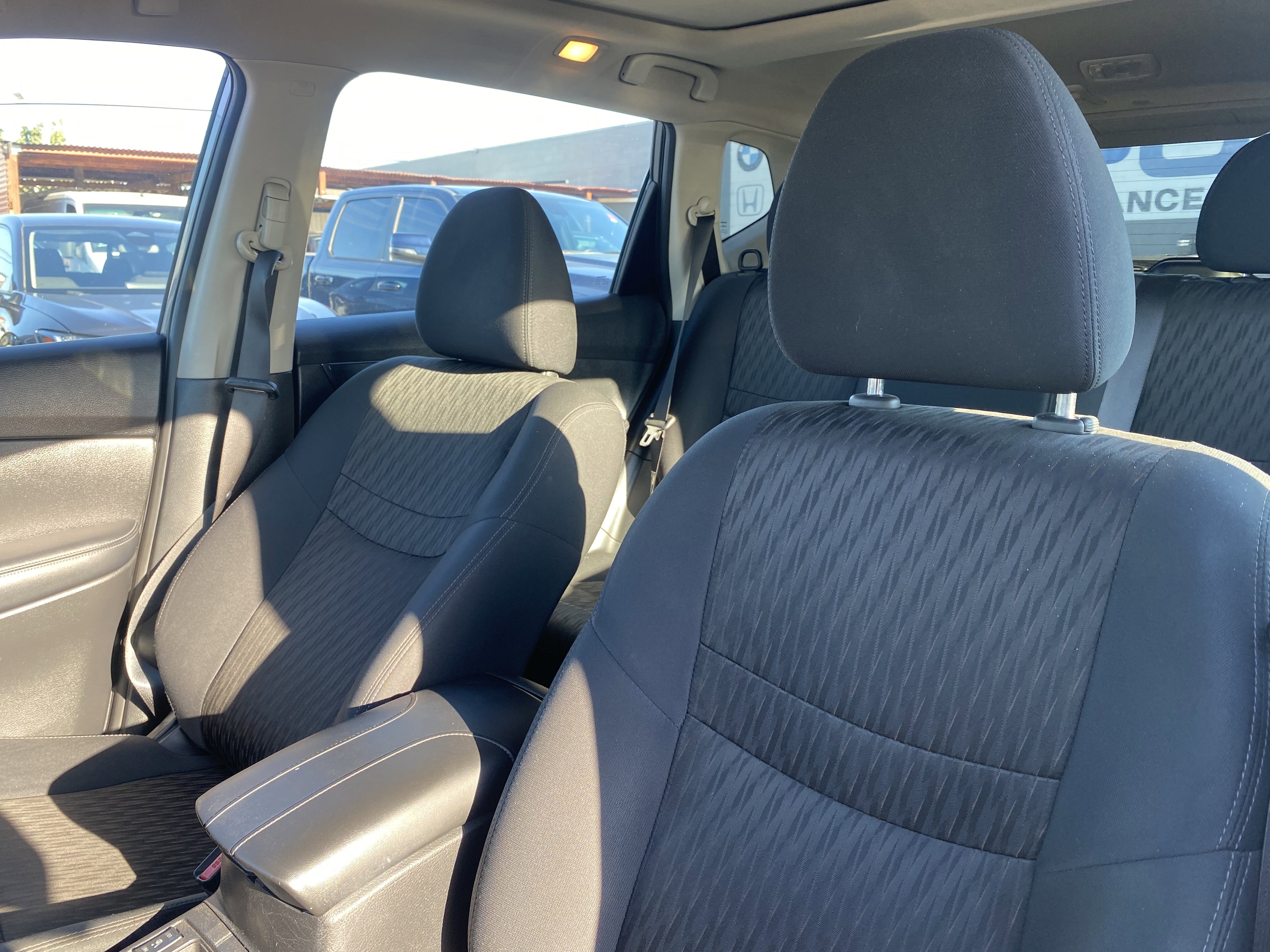 Used 2018 Nissan Rogue SV w/ Premium Package image 16