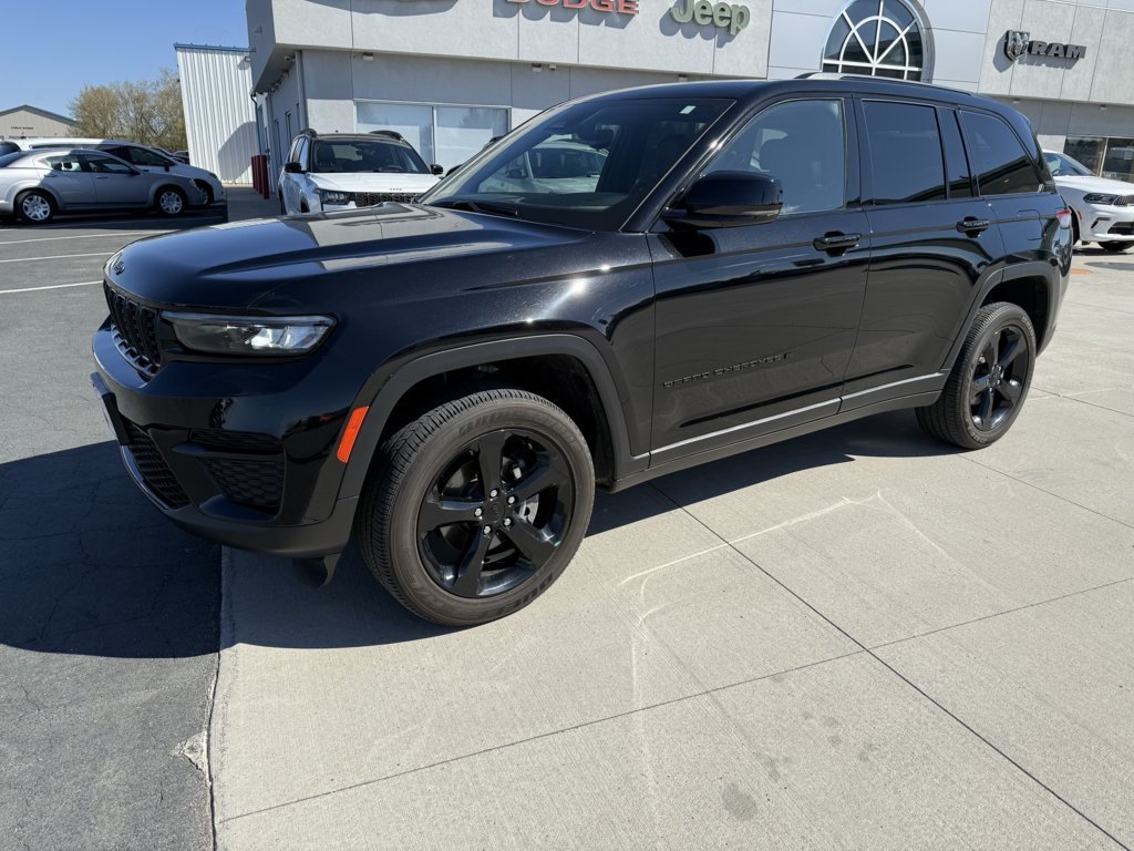 Used 2023 Jeep Grand Cherokee Altitude AWD/4WD image 4