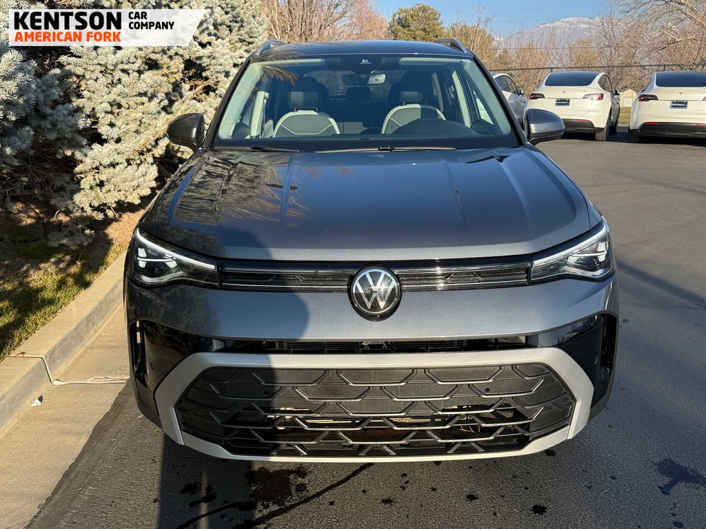 Used 2025 Volkswagen Taos SE image 2