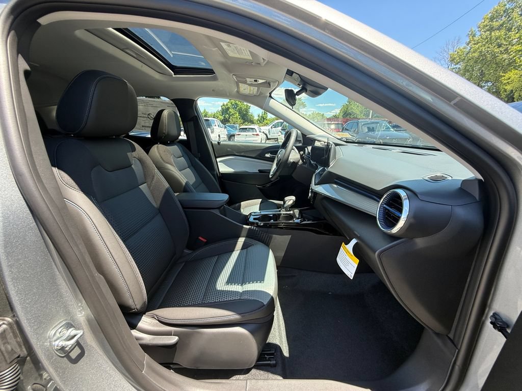 New 2026 Chevrolet Trax LT w/ Sunroof Package FWD image 26