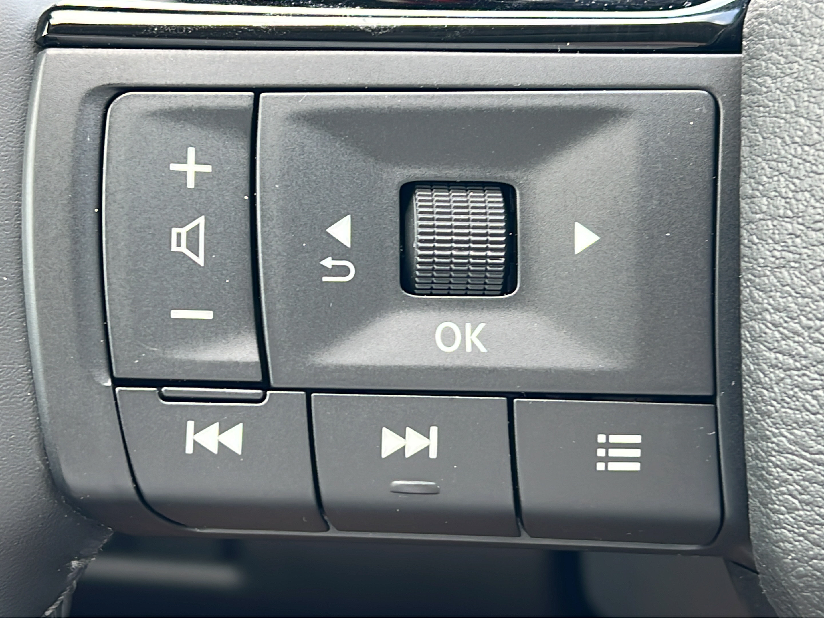 Used 2025 Nissan Rogue SL w/ SL Premium Package FWD image 21