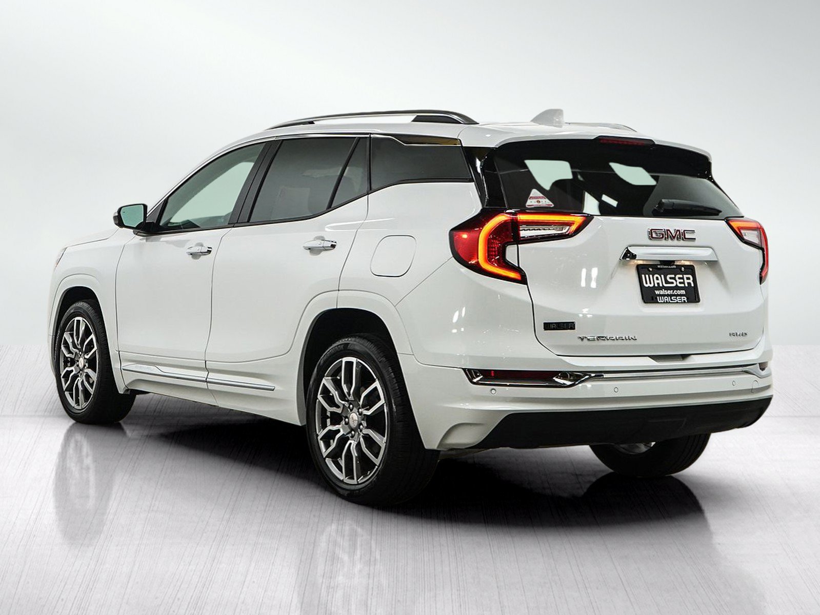 Used 2024 GMC Terrain Denali w/ Denali Premium Package AWD/4WD image 3