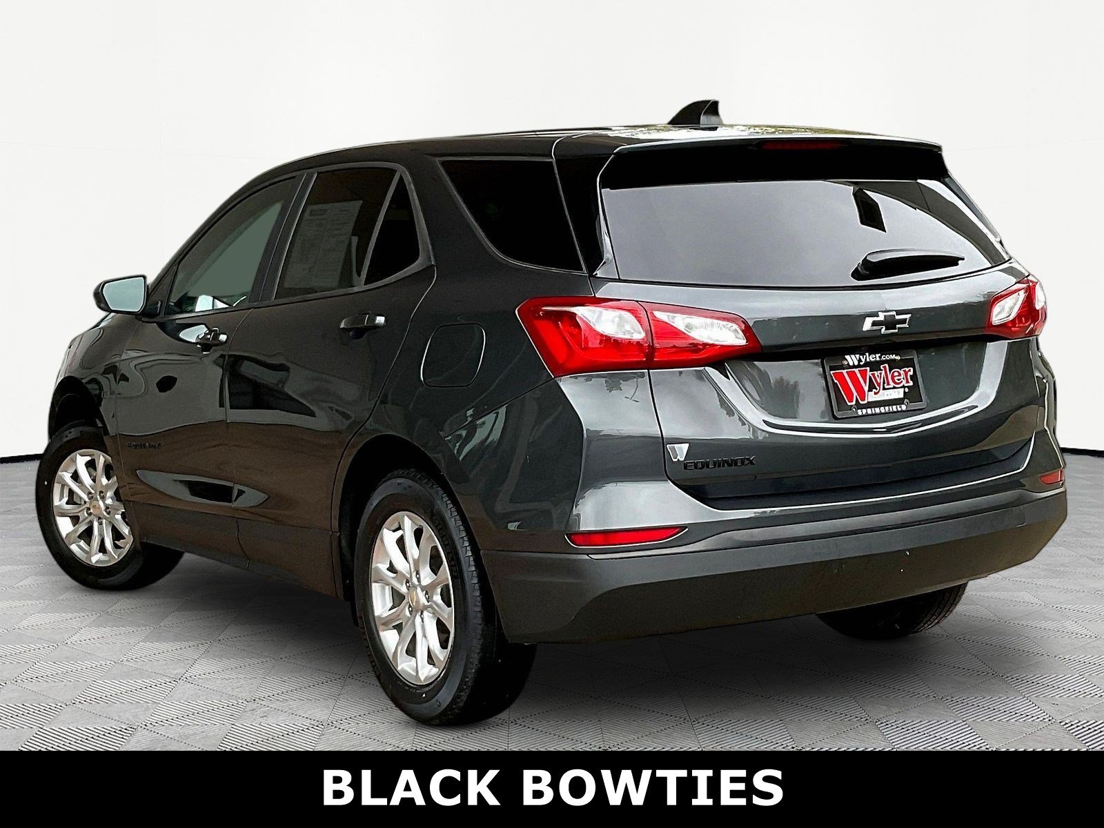 Used 2021 Chevrolet Equinox LS w/ LPO, Blackout Package FWD image 4