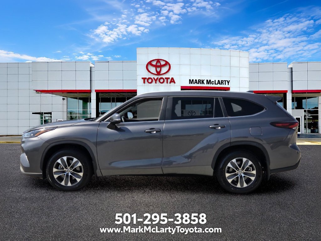 Used 2025 Toyota Highlander XLE AWD/4WD image 2