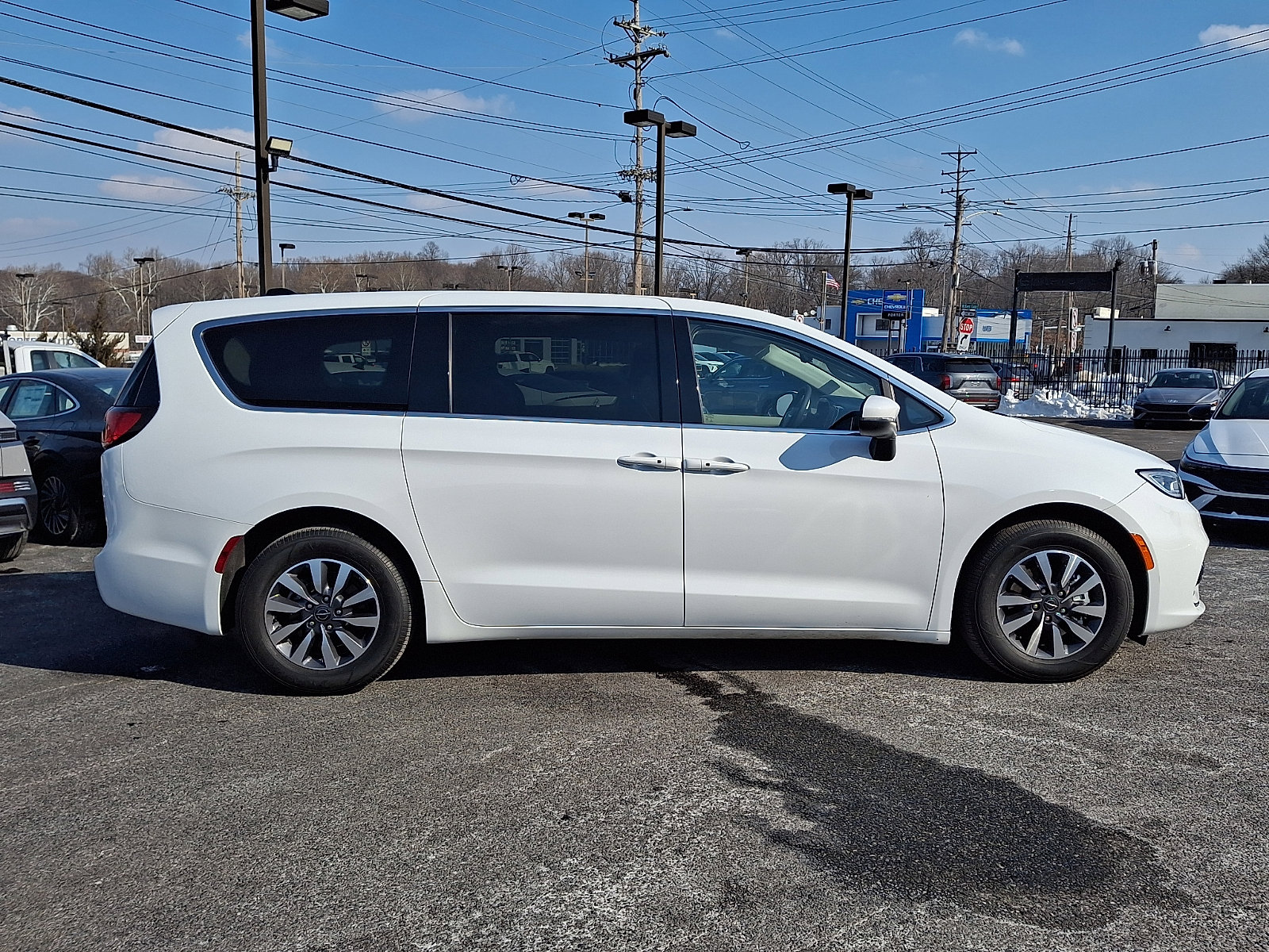 Used 2023 Chrysler Pacifica Touring-L image 7