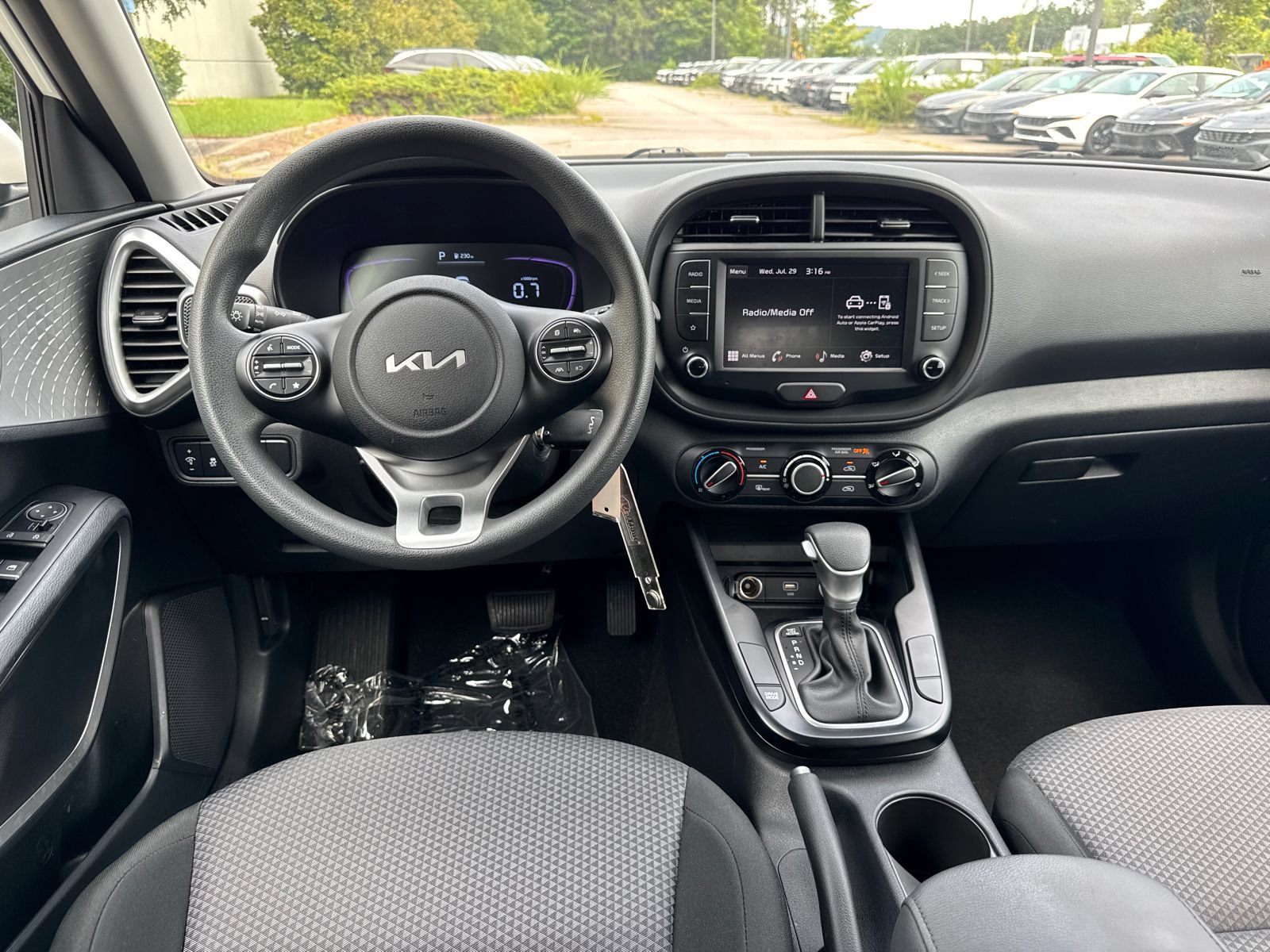 Used 2025 Kia Soul LX w/ LX Technology Package FWD image 22
