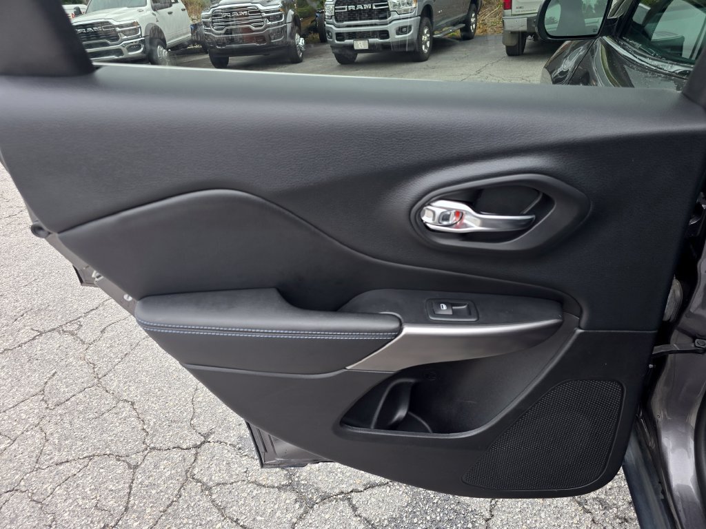 Used 2019 Jeep Cherokee Latitude Plus w/ Comfort/Convenience Group AWD/4WD image 45