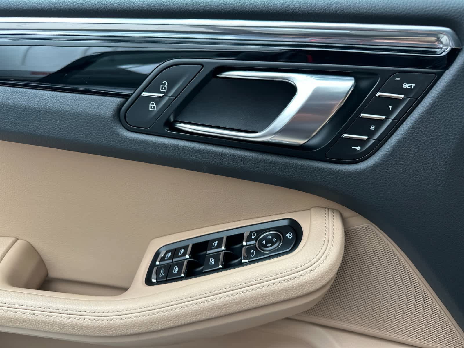 Certified 2025 Porsche Macan AWD/4WD image 12