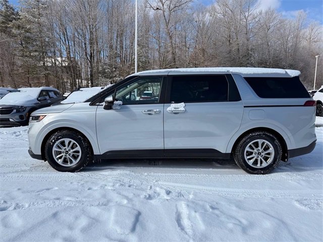 Used 2023 Kia Carnival LX image 3