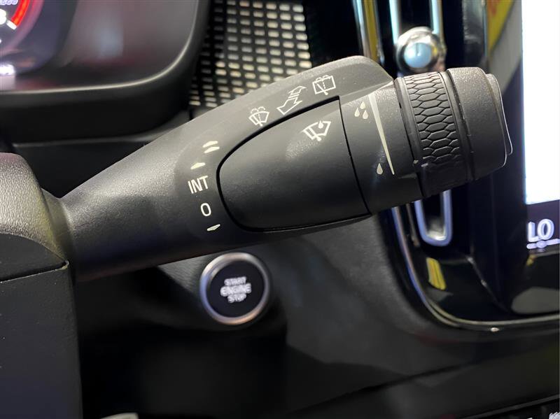 Used 2019 Volvo XC40 T5 R-Design image 13