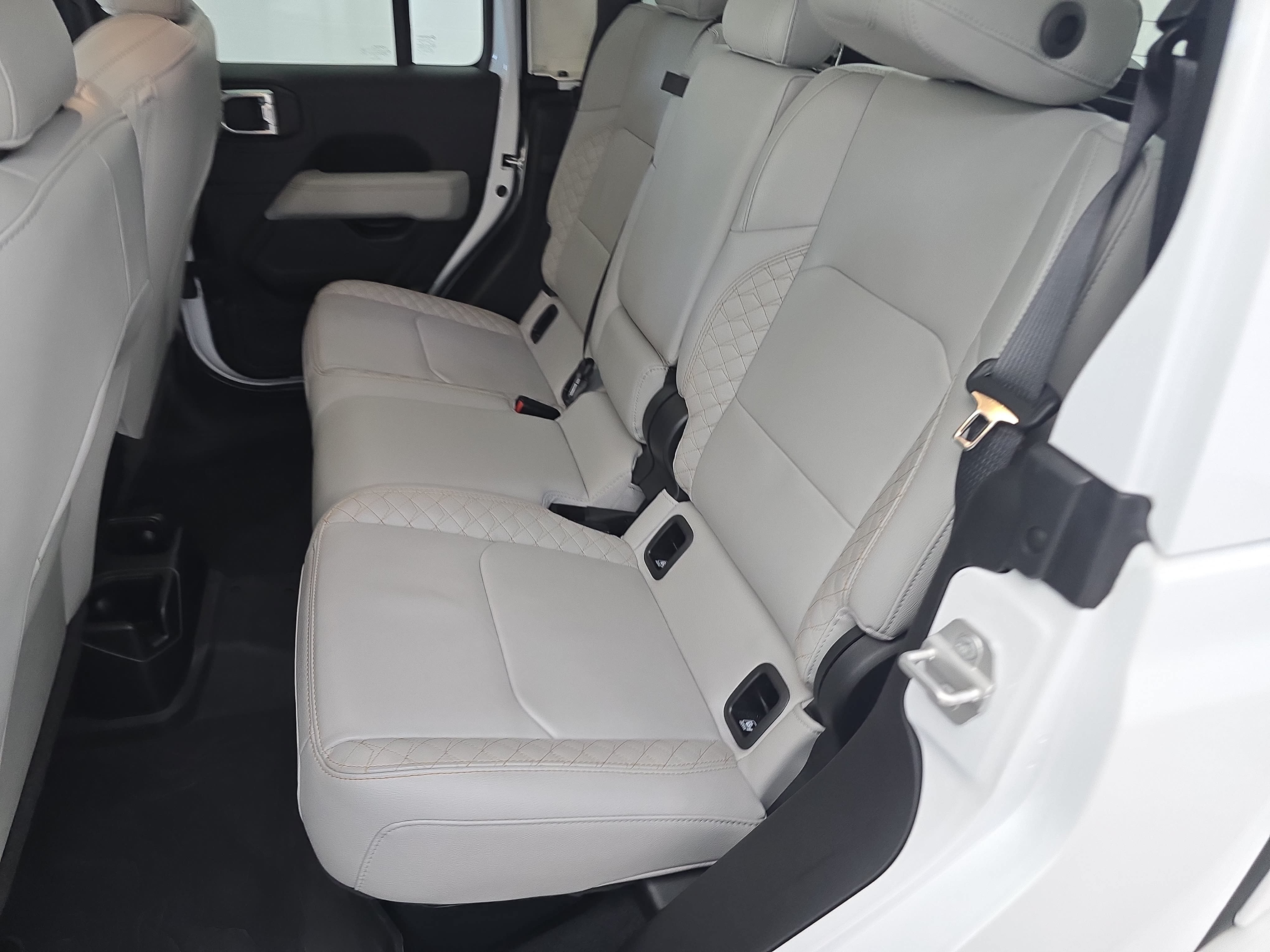Used 2023 Jeep Gladiator Overland AWD/4WD image 13