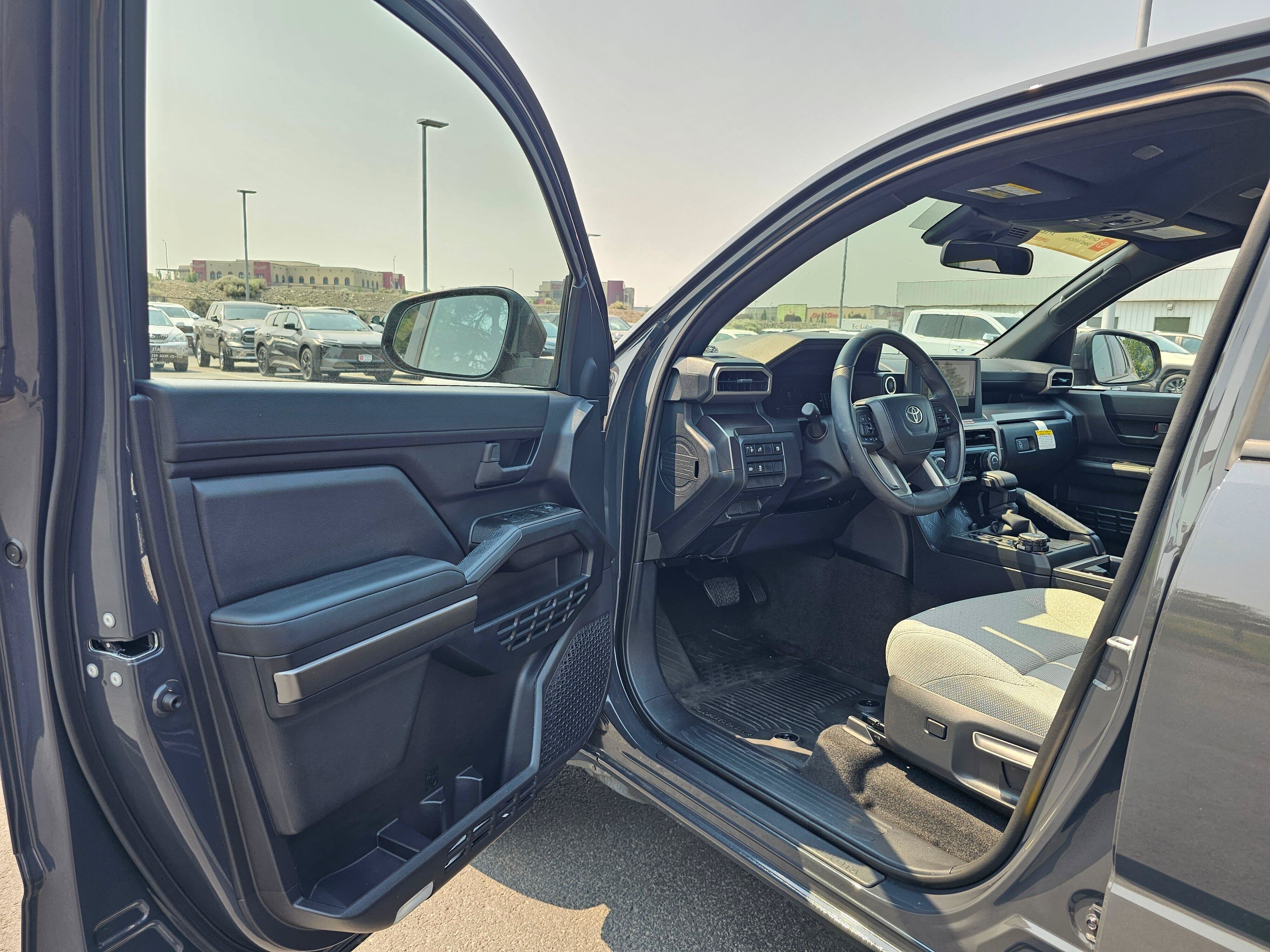 Used 2025 Toyota 4Runner SR5 AWD/4WD image 18
