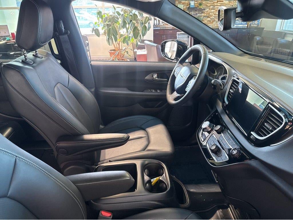 Used 2025 Chrysler Pacifica Select FWD image 40