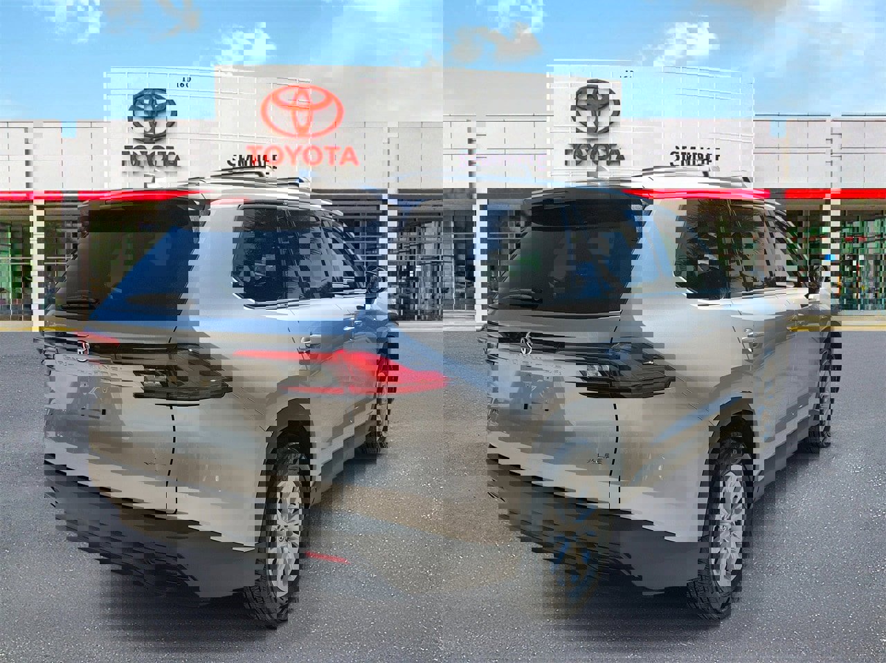 Used 2024 Toyota Grand Highlander XLE image 3