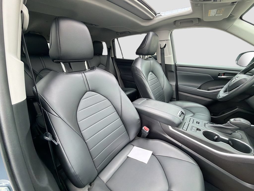 Used 2022 Toyota Highlander XLE AWD/4WD image 32