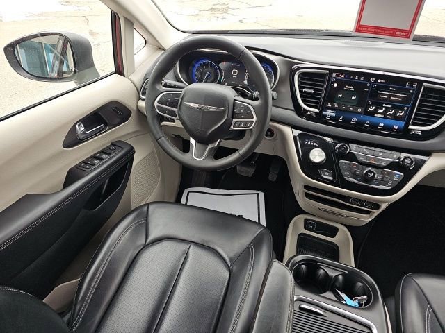 Used 2023 Chrysler Pacifica Touring-L image 25