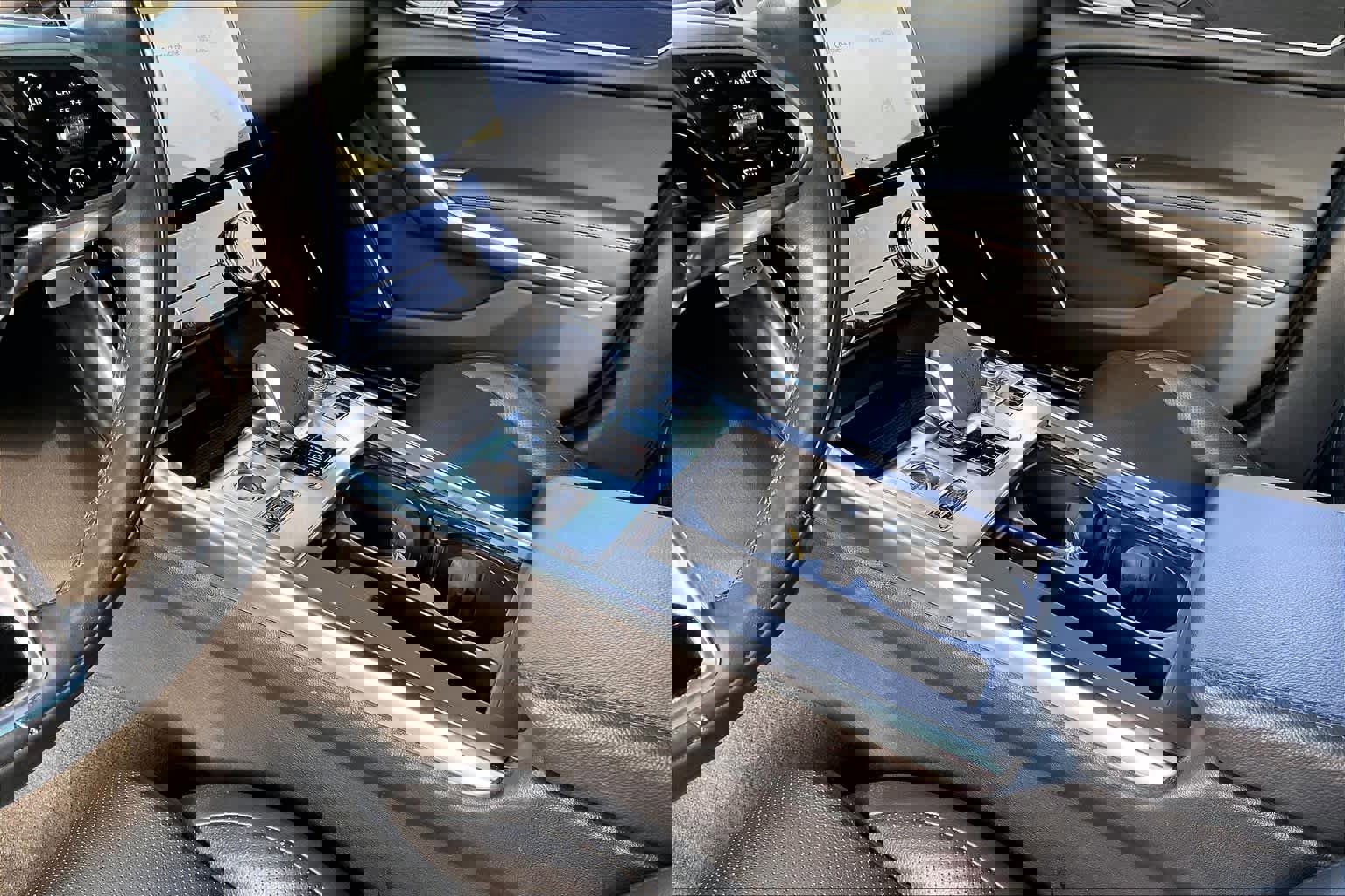 Used 2022 Jaguar XF SE image 19