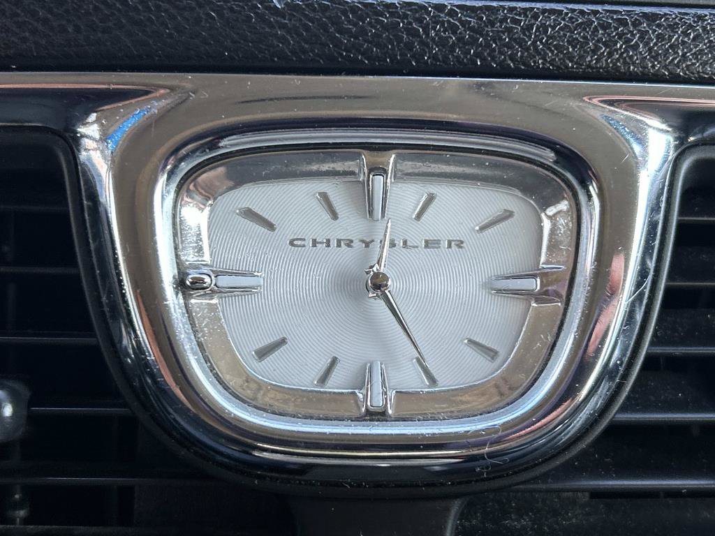 Used 2015 Chrysler Town & Country Touring FWD image 30