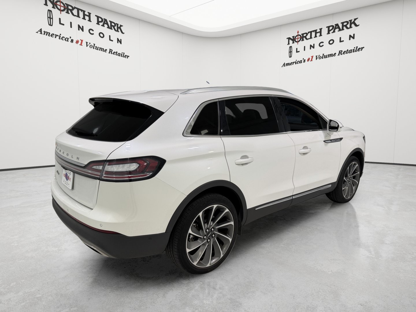 Used 2023 Lincoln Nautilus Reserve w/ Equipment Group 201A AWD/4WD image 5