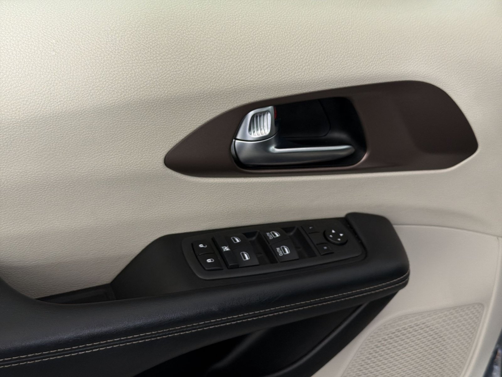 Used 2022 Chrysler Voyager LX FWD image 15