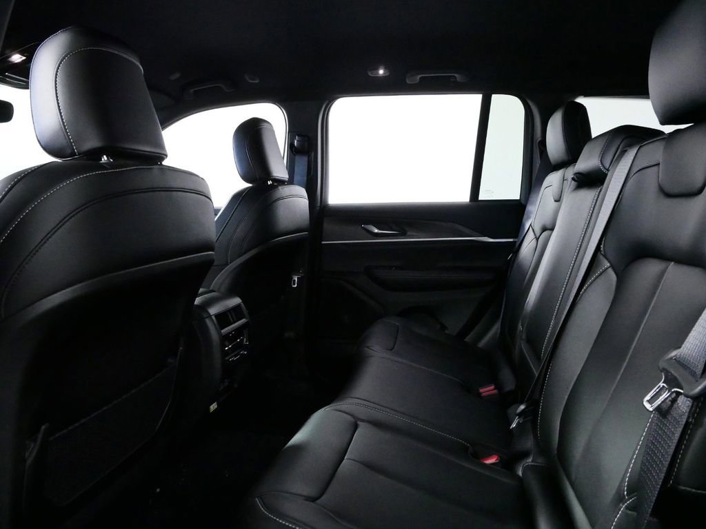 Certified 2024 Jeep Grand Cherokee Limited w/ Black Appearance Package image 31